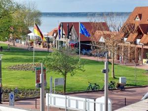 un parque con banderas y edificios y una masa de agua en Dornbusch Apartment 3, en Steinhude