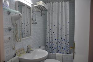 W łazience znajduje się umywalka, toaleta i prysznic. w obiekcie Hostal - Pensión El Amigo w Lloret de Mar