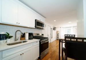 una cucina con lavandino e piano cottura forno superiore di Comfy Studio in UES! Perfect for 2! a New York