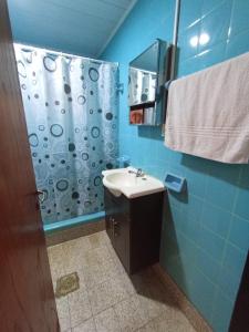 ハルディン・アメリカにあるCasa jardínの洗面台とシャワー付きのバスルーム