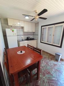 ハルディン・アメリカにあるCasa jardínの木製のテーブルと冷蔵庫のあるキッチン