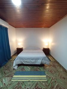 ハルディン・アメリカにあるCasa jardínのベッドルーム1室(ベッド1台、ランプ2つ付)