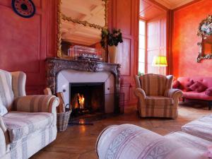 uma sala de estar com paredes vermelhas e uma lareira em Romantic stay in a medieval castle with pool and restaurant among others em Chaleix