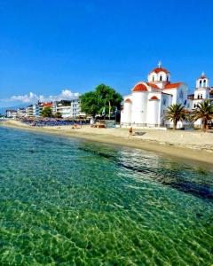 una iglesia en la playa junto al agua en Apartmani Vesna Luxury & Stefan ap 4, en Paralia Katerinis 27 fotos más