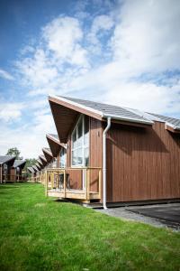 un grand bâtiment avec une pelouse à côté dans l'établissement Tromsø Lodge & Camping, à Tromsø