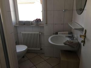Bilik mandi di Holiday apartment Helde Hochberg