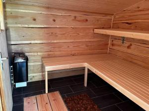 uma cabana de madeira com um banco em Inviting apartment in Schotten em Schotten