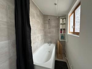 Et badeværelse på Maison Lilloise 3 chambres + 23 billeder