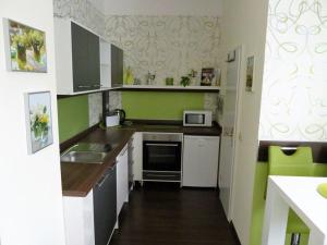 Dapur atau dapur kecil di Alluring apartment in Gerbrunn