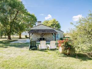 un grupo de sillas sentadas frente a un cenador en Spacious Holiday Home in Saint Nexans with Terrace en Saint-Nexans