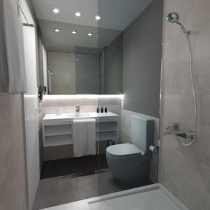 y baño con aseo, lavabo y ducha. en Hotel Rosamar Maxim 4*- Adults Only, en Lloret de Mar