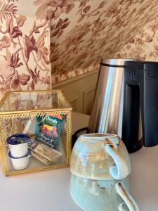 布魯薩普的住宿－布羅薩捷斯提芙麗酒店暨SPA，餐桌、咖啡壶和茶壶