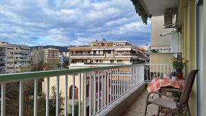 een balkon met een tafel en stoel in een gebouw bij Asterios Home in Thessaloniki