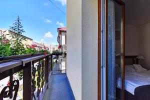 Rõdu või terrass majutusasutuses Hotel Adler