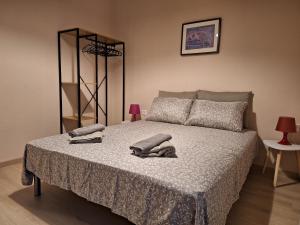 een slaapkamer met een bed met twee handdoeken erop bij Asterios Home in Thessaloniki