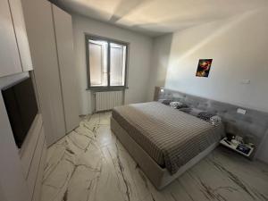 um quarto com uma cama e uma janela em Villa Alberto & Ilaria em Parma