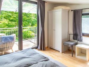 Romantic apartment with balcony tesisinde bir odada yatak veya yataklar