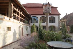 a building with a bird house on the side of it at Ferienwohnung Christine in Strullendorf