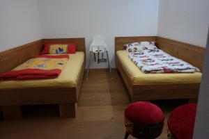 two twin beds in a room with a table at Ferienwohnung Christine in Strullendorf