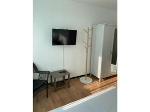 een woonkamer met een tv en een stoel en een tafel bij Holiday apartment Luna in Rüdesheim am Rhein