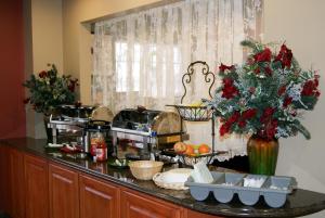 una encimera de cocina con adornos navideños. en Country Hearth Inn & Suites Edwardsville, en Edwardsville