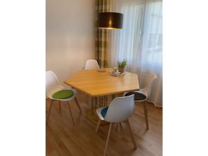 een eettafel met witte stoelen en een houten tafel bij Holiday apartment Luna in Rüdesheim am Rhein