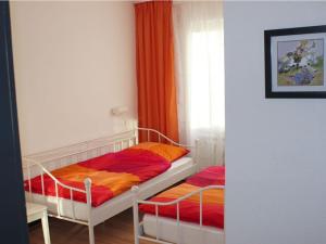 een slaapkamer met een bed met een oranje gordijn bij Holiday apartment Luna in Rüdesheim am Rhein