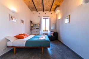 ローマにあるCasa Bodoniの木製の天井のベッドルーム1室(ベッド1台付)