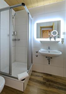 een badkamer met een douche en een wastafel bij Flair Hotel Kamenz in Kamenz