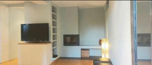 uma sala de estar com uma televisão de ecrã plano num suporte em Casa dolce Casa apartment Oslo em Oslo