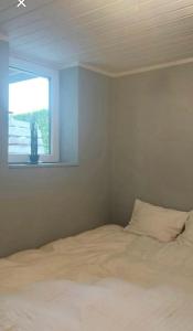 um quarto com uma cama branca e uma janela em Casa dolce Casa apartment Oslo em Oslo