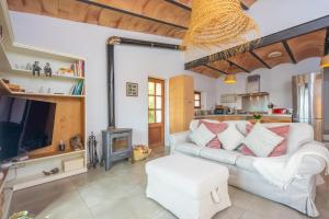 a living room with a couch and a tv at Els Abats in Sóller