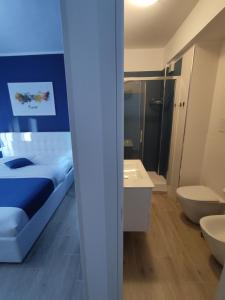 ein Schlafzimmer mit einem Bett, zwei Waschbecken und einem WC in der Unterkunft The 6th Floor in Rom