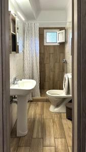 La salle de bains est pourvue d'un lavabo et de toilettes. dans l'établissement Village escape: στην Πρέβεζα, à Flámpoura