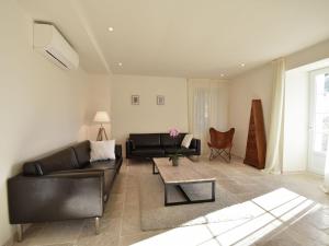 พื้นที่นั่งเล่นของ Classy Apartment in Villes que des Corbi res with Swimming Pool