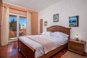 um quarto com uma cama grande e uma janela em Villa Monticello Crikvenica, 200m from sea with rome garden em Dramalj