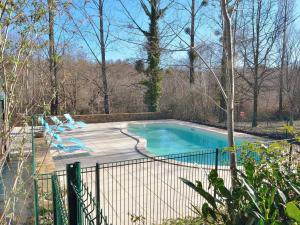 una piscina en un patio con una valla en Serene Holiday Home in Cussac with Private Terrace Barbeque, en Cussac