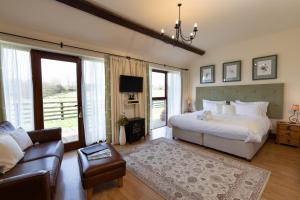 ein Schlafzimmer mit einem Bett und einem Sofa in der Unterkunft Brickfields Farm in Kirkbymoorside