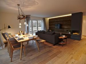 uma sala de estar com uma mesa e um sofá em Lively apartment in Sonthofen em Sonthofen