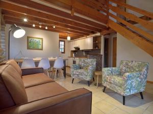 un soggiorno con divano e sedie e una cucina di Serene Holiday Home in Cussac with Private Terrace Barbeque a Cussac