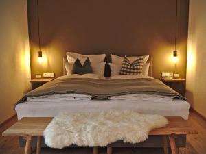 um quarto com uma cama grande com almofadas e um tapete em Lively apartment in Sonthofen em Sonthofen