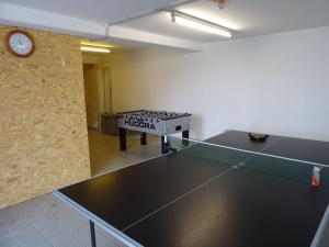 ein Zimmer mit einer Tischtennisplatte und einer Uhr in der Unterkunft Holiday apartment Abendgrund in Unterkirnach