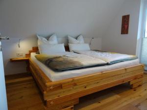 een slaapkamer met een houten bed in een kamer bij Holiday apartment Kieschtock in Unterkirnach
