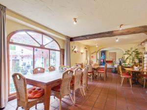 MeisburgにあるApartment in Meisberg with In house Cateringのダイニングルーム(木製テーブル、椅子付)