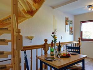 - une salle à manger avec une table et des bouteilles de vin dans l'établissement Apartment in Lancken-Granitz, à Lancken-Granitz