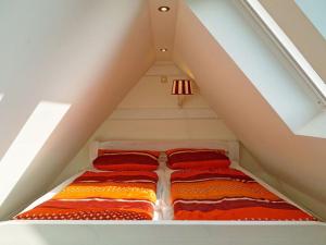 - un lit mansardé avec 3 oreillers dans l'établissement Apartment in Lancken-Granitz, à Lancken-Granitz