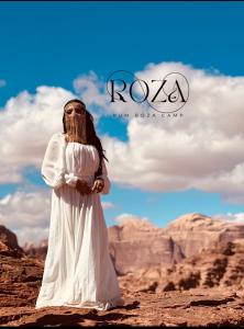 Uma estátua de um homem vestido de branco parado no deserto. em Rum Roza luxury camp em Wadi Rum