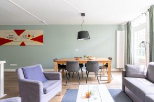 uma sala de estar com mesa e cadeiras em Amsterdam Dockside Flats em Amesterdão