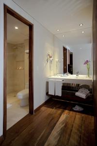 uma casa de banho com uma banheira, um lavatório e um WC. em Hotel Estelar Parque de la 93 em Bogotá