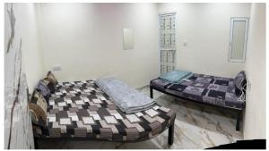 Winter Hotel at Ujjain tesisinde bir odada yatak veya yataklar